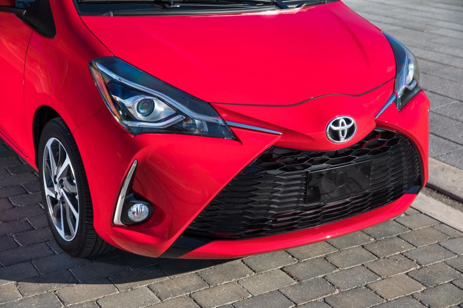 Детали экстерьера Toyota Yaris SE 2017 года  (NA) (фото 8 из 32)